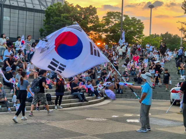 각자도생의 시대라지만,
이렇게 많은 사람들이 함께 모여 
한 목소리를 낸다는 것.

그것만으로도 아직 
대한민국에는 희망이 있습니다. 🇰🇷