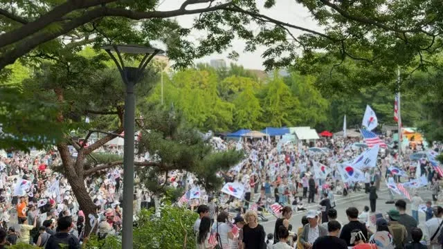 오늘 엄청 더웠는데 
정말 많이 오셨다🇰🇷

밤이되니 점점 많아지는 애국시민들🇰🇷

평화롭고 활기 넘치는 올공🇰🇷