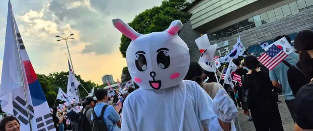 이태원 사건 때도 사탕을 나눠줬고 이후 시신으로 발견된 사람들의 배가 빵빵하게 부풀어 있었다고 합니다. 사탕 받지 마시고 주변 모르시는 분들에게