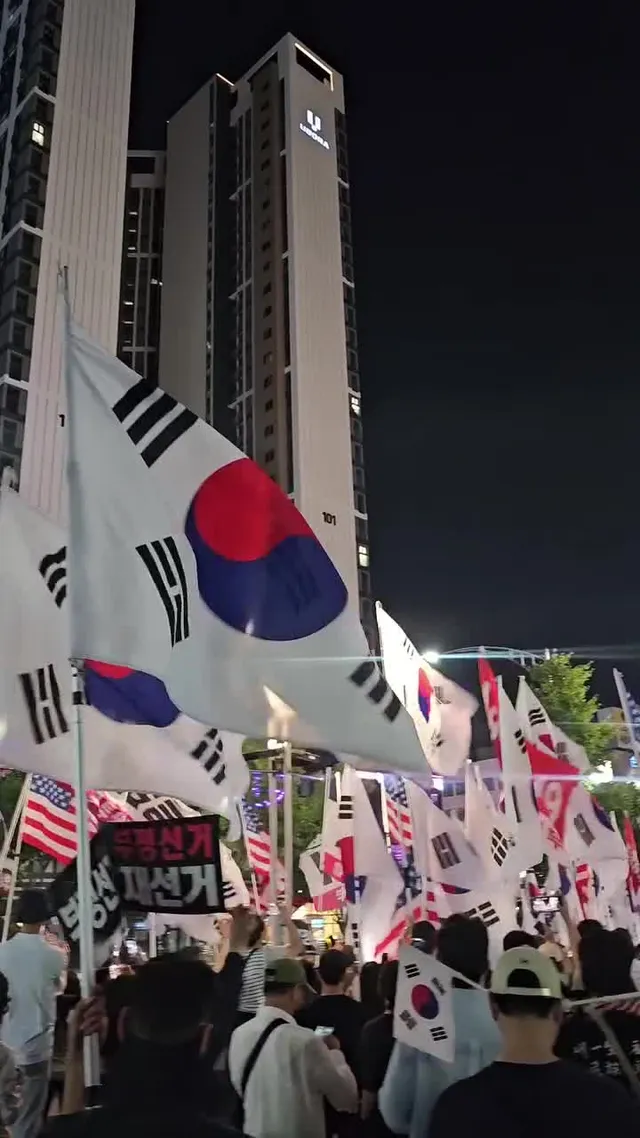 괴로우나 즐거우나 나라 사랑하세!
자꾸만  목이 메여요
나의 외침이 작은 도움이 된다면야
기꺼이!!🌺
자기야!! 울 똥강아지들 좀 부탁 한데이