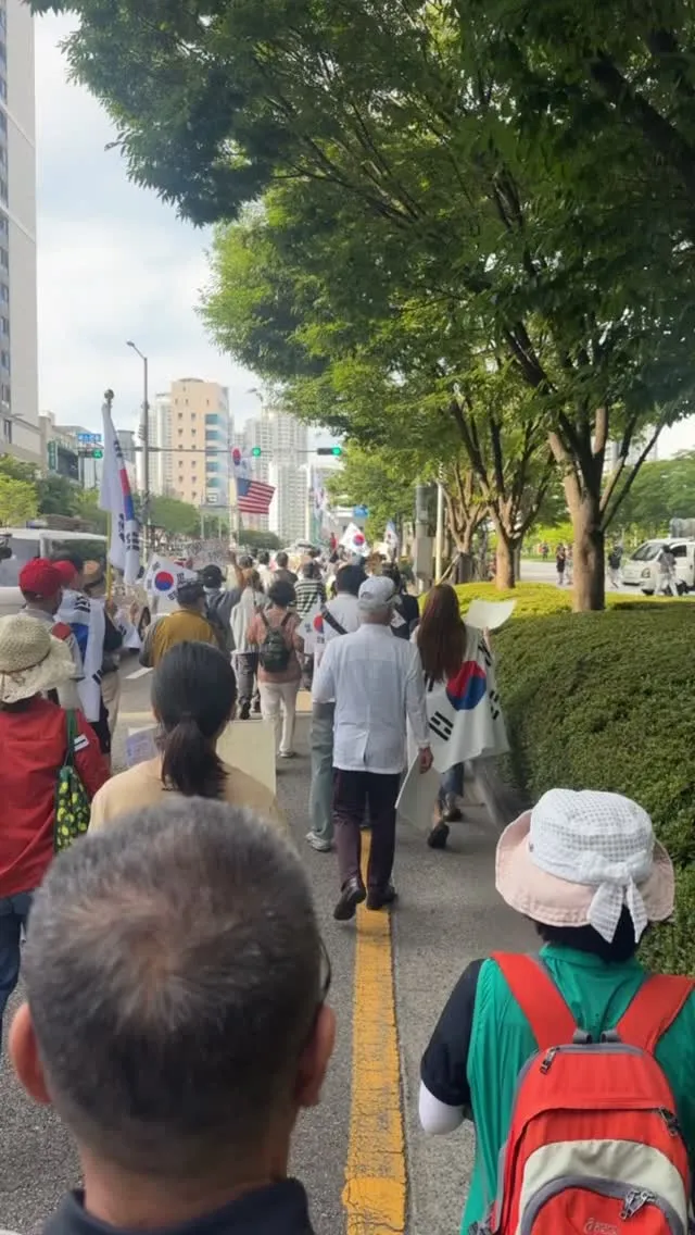 오늘은 서면에서 시청까지 이어지는 행진 집회에 참석했다.
색다른 짜릿함을 느꼈다.

중간중간 시비를 거는 사람들도 있었지만,
나는 그들처럼 비난
