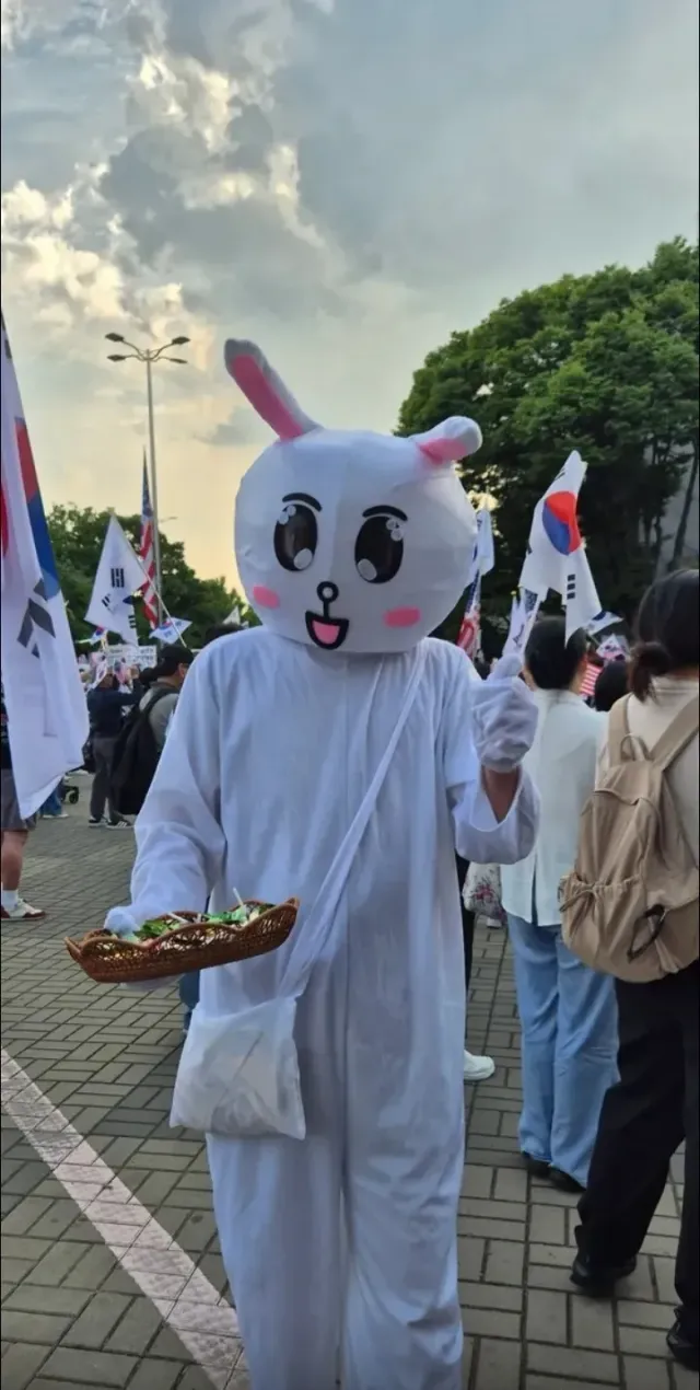 긴급속보
올공 입구에서 흰토끼가 사탕나눠줌
일행 쇼핑백도 토끼
그리고 이자리가 주차라인 분홍색임
사탕 절대먹지마
이 글을 마구마구 퍼뜨려줘
어르