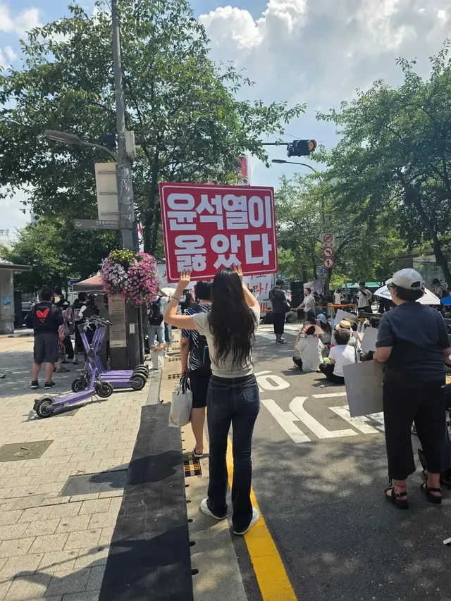 중도확장을 이유로 ‘재선거’만 외쳐야 한다고 주장하시던 분들이, 오늘 집회에서는 개인이 가져온 아래와 같은 피켓도 별다른 제지 없이 그대로 두었
