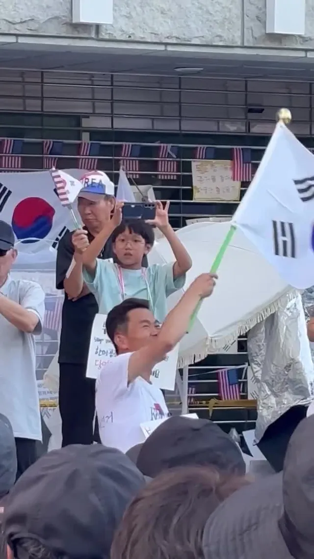 오늘 처음으로 전한길 선생님을
직접 보게되었는데,
그 누구보다 대한민국을 사랑하시는 
순수한 마음이 너무나도 잘 보여서
선생님을 보는 내내 저도