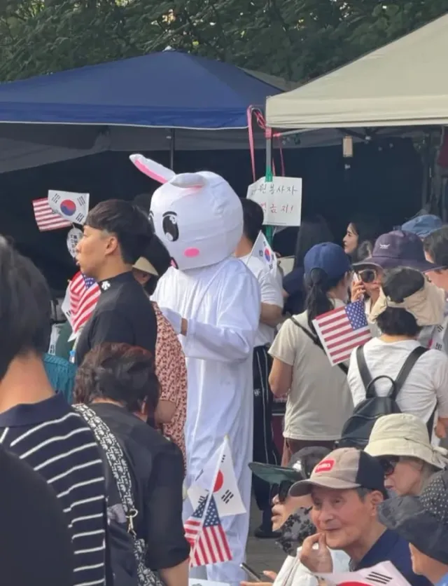 긴급속보
올공 입구에서 흰토끼가 사탕나눠줬다고 합니다
사탕 절대 먹지마세요
이태원 사건때도 사탕나눠줬어요
마구마구 퍼뜨려주세요
모두 안전합시다