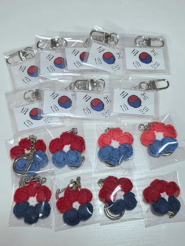 6살 첫째가 그려준 태극기로 제작한 아크릴키링이랑 뜨개키링입니다🇰🇷
내일 올공 요만큼 소량으로 챙겨갈 건데 어떻게 나눠드려야 할지 모르겠지만