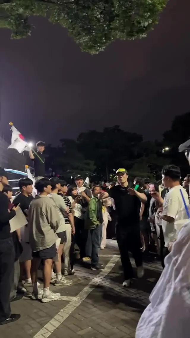 경찰의 교대시간에 협조하는 시민들

서로 존중하고, 배려하고, 격려하고
각자의 자리에서 해야할 일을 하는 중일 뿐이다.