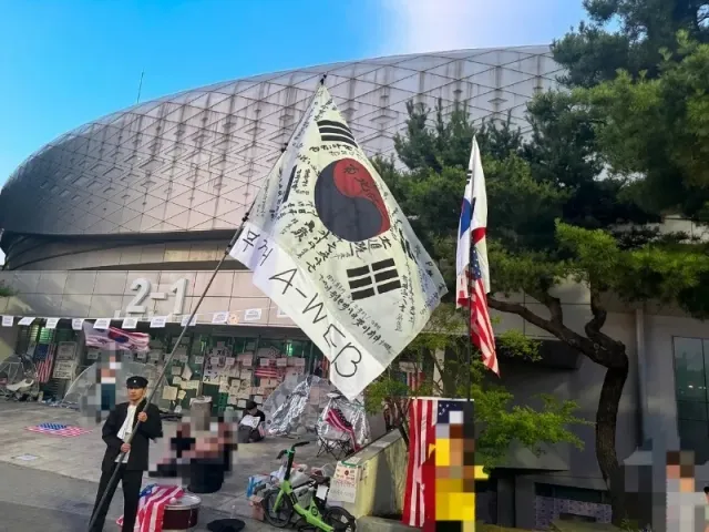 솔직히 나 내향인존 가고싶어....

그런데 이불밖에 나온것만 해도 실시간으로 HP 감소하는것 같은데

굳이 굳이 나오는 이유?

지금 안나오면