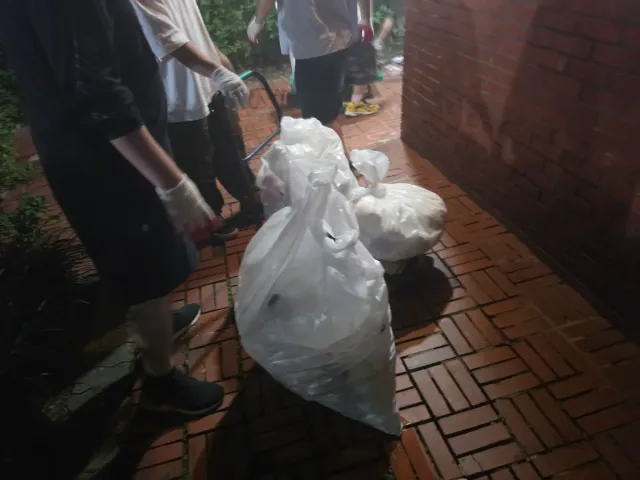 오늘도 첫차타고 가려고 열심히 새벽에 외치는 중

큰 태극기 흔드는 거 무겁던데, 기수분들 대단하고
자원해서 화장실 청소해주는 분들도 대단하고
