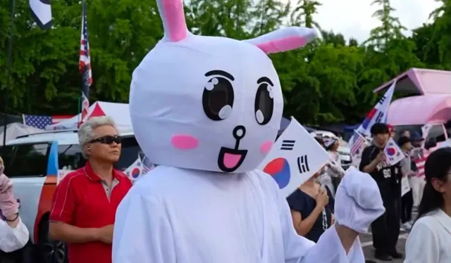 이 사탄같은 토끼새끼가 나눠주는 사탕 먹지 말라네요..저는 대구시민 인데 걱정되어 공유드립니다. 많이 알려주세요