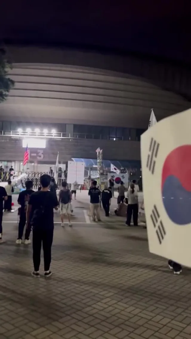 나 하나라도 조금이나마 도움이 될까해 올림픽공원에 참가해봤습니다.
부정선거 재선거 구호를 외치고, 애국가를 부르는데 울컥하더라고요.
다 같이 함