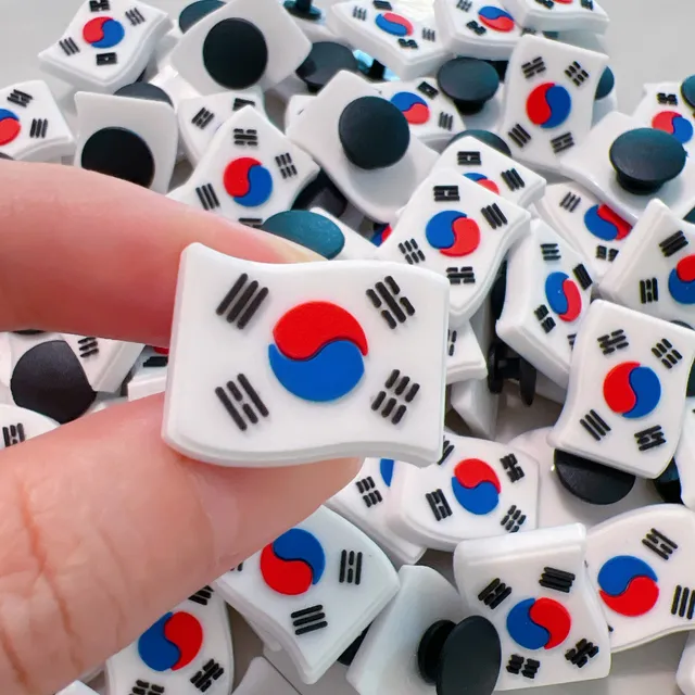 그 혹시..크록스 신는분들이나 아가나 학생들있나..? 

너무 작은거지만.. 이제 여름이라 예쁠것 같아서 
태극기지비츠 120개랑, 태극기부채 