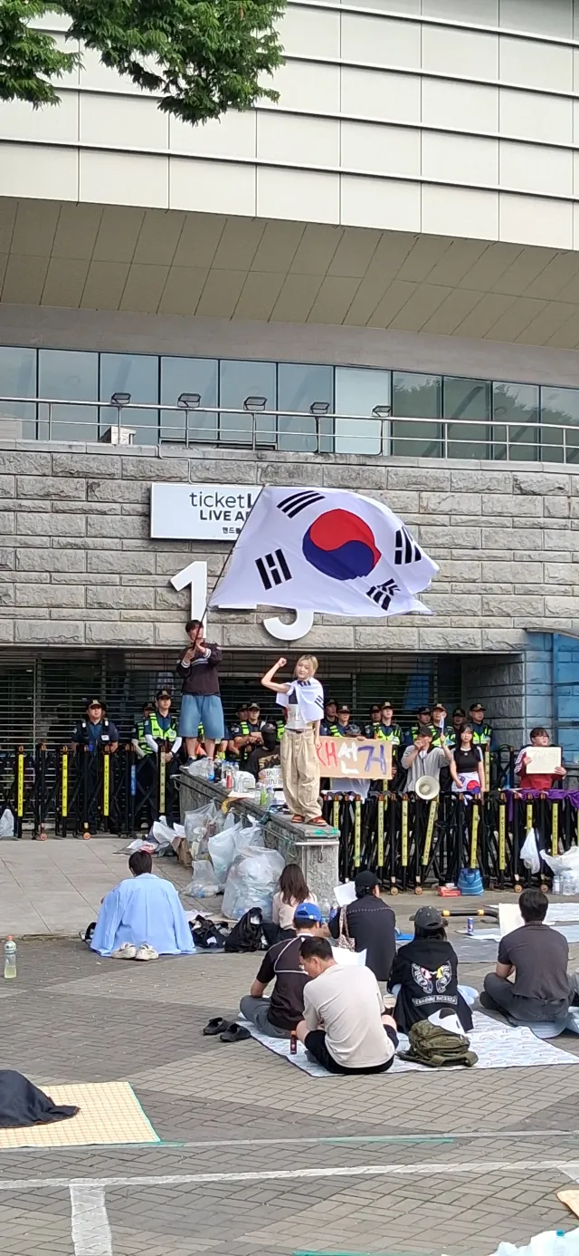 저도 미천한 힘 보태러 왔습니다. 힘내십시요!!
자유대한민국 만세!!!! CCP 0UT!!!!

*중국경찰??알바??가 설친다고 들었습니다. 중