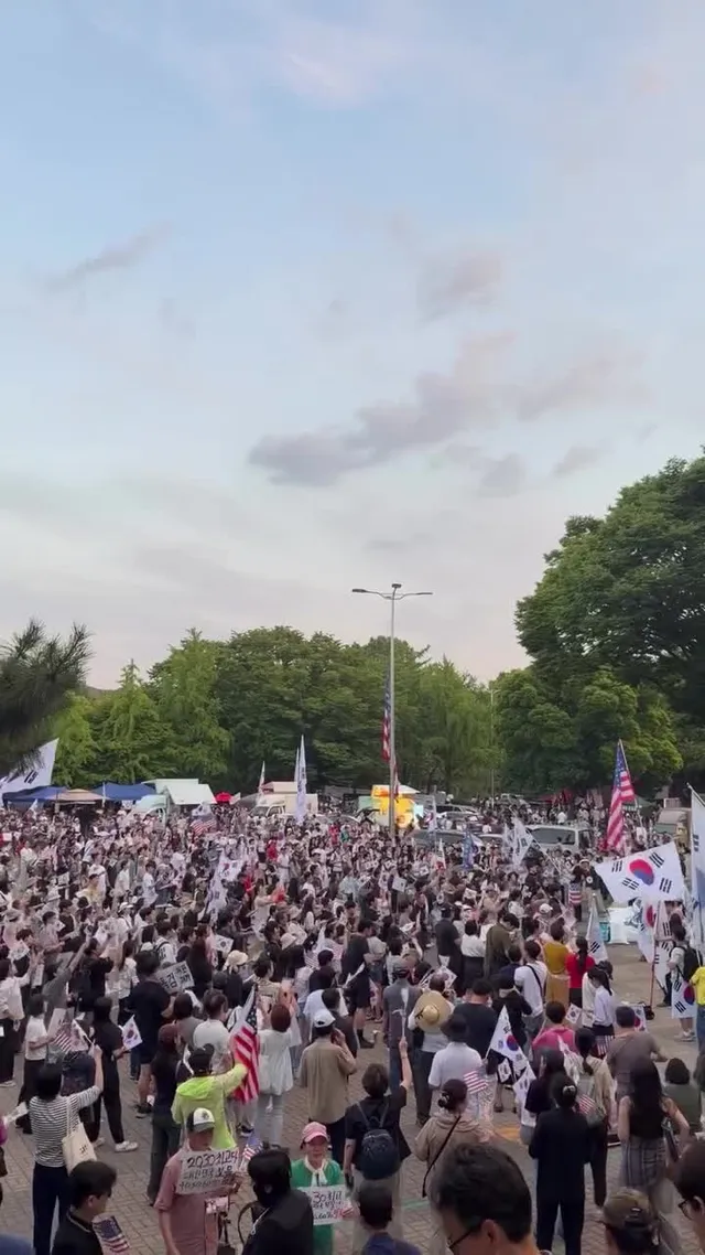 🌱올공 소식 🌱

주차 장소 찾는데 15분이나 걸렸는데 
짜증이 하나도 안나고
오히려 감사한 이유 …

정말로 많은 시민이 모였다는거 ….