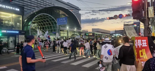 부정선거가 이뤄질거란건 알고있었다
하지만 우성사태를 보고서 내주변이 숨죽인듯 조용한게 소름이 돋았다
왜 이제야 나왔을까
목청터져라 외치가다 눈물