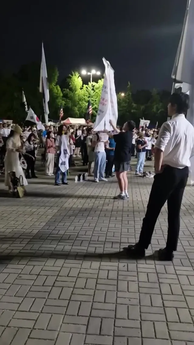 오늘26일. 불금 잠실 민주화 운동, 뜨거윘다.
🇰🇷🇰🇷🇰🇷🫶👍👍👍대한민국 만세;;!!!🇰🇷🇰🇷🇰🇷