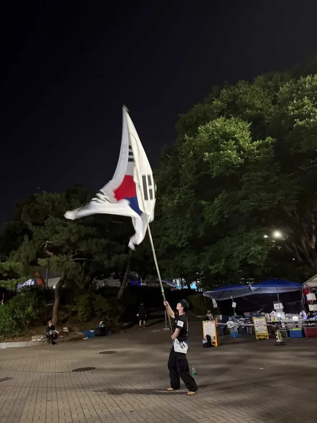 대구집회 끝나고 급하게 달려온
잠실 핸드볼경기장은 정말 짠하고 마음아팠습니다
새벽까지 밤새워 태극기흔드시는 분
의자에 앉은채로 주무시는분
사진으