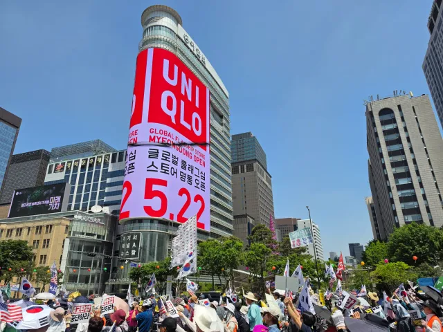 이거 하나만큼은 명확히 이야기 함

먼저 나오신 애국자 어르신들께

고맙다고는 못할지언정 

다른 소리 하지 말길

선배 세대들이 지켜온 모습임