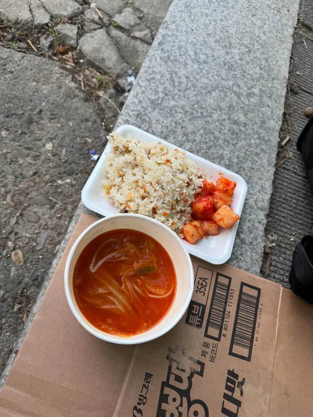 태극기를 펄럭이며 올공 돌고 있는데, 지나가시던 어머님께서 볶음밥 먹으러 오라고 불러주셔서 잠시 식사 중입니다. 😊

오늘 올공 아침 메뉴는 