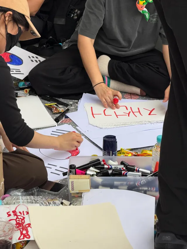 피켓 만드시느라 너무나 고생 많으셨습니다. 5만원권 하나가 유독 애잔하게 느껴졌네요.