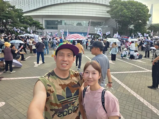 잠실항쟁 다녀왔습니다.
더운데 고생하시는 분들 참 많습니다.
대한민국 꼭 정상화 되길..