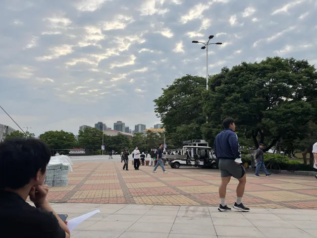 위험 시간대인데 사람이 터무니 없이 적어요.
일찍 오실 수 있는 분들은 와주세요.
구역마다 인원이 다 필요해요.

여기는 올림픽공원 핸드볼경기장