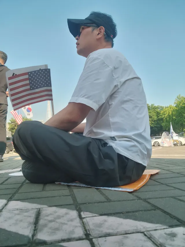 일요일 이른 아침, 
잠시라도 들려야 맘이 
편해지는 울공에 나왔다.

45년 만에 애국가 4절까지 불렀다.
그리고 부정선거를 수백번 외쳤다. 