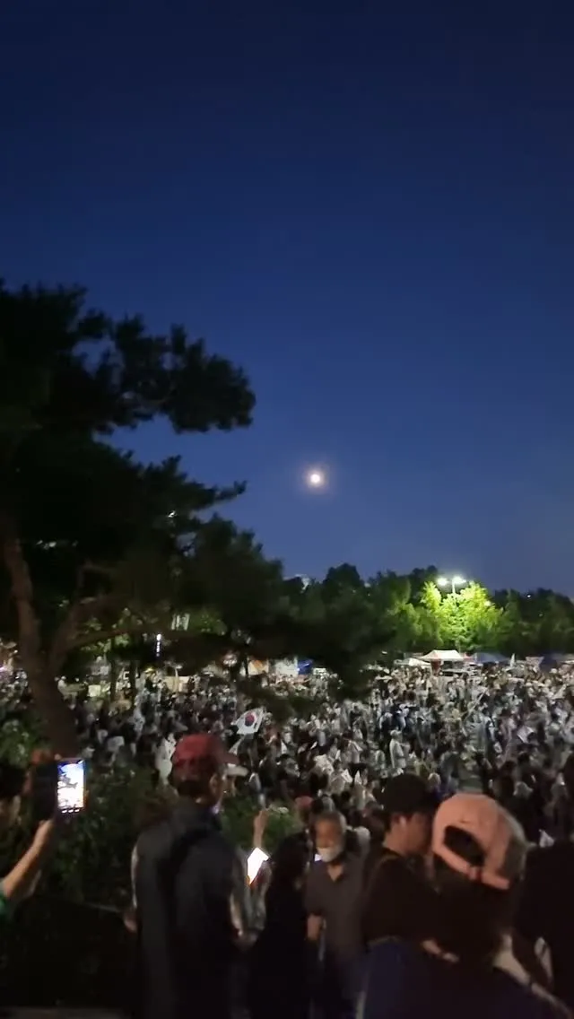천안에서 1인시위 후, 간만에 올공에 와봤는데
노인분들이 엄청 많아지셨고, 
예전에 느꼈던 생동감이 사라졌네요.
그리고 푸드트럭 대기줄의 60%