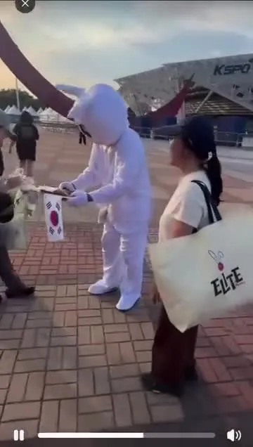사탕 나눠주다가 갑자기 왜 흰색 토끼 옷에 탈을 쓰고 나눠주냐고 질문하니까 집에 간다고요? 그렇게 행동하니까 더 의심스럽네요?

이태원 사건 때