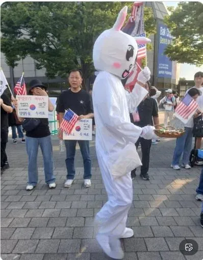 잠실 올공에서 인형 탈 쓴 사람이 사탕 주면
절대 받지 말고 신고하세요
