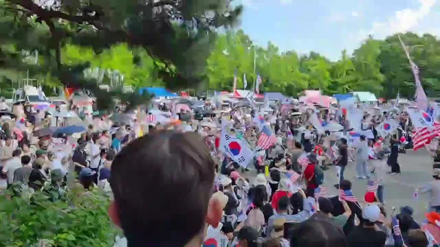 6.27.토.17시. 
올공 장엄한 광경을 보라. 
다같이 하나되어 외치는 소리 
"부정선거 재선거, 당일투표 수개표" 
24일 연속, 자유대한