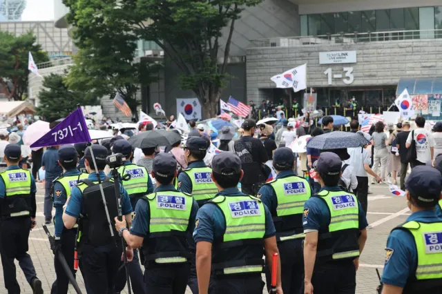 [단독] ‘올공 시위’로 신체·정신피해 경찰 13명…공안경찰·테무경찰...

6·3 지방선거 투표용지 부족 사태로 촉발한 올림픽공원 시위가 장기