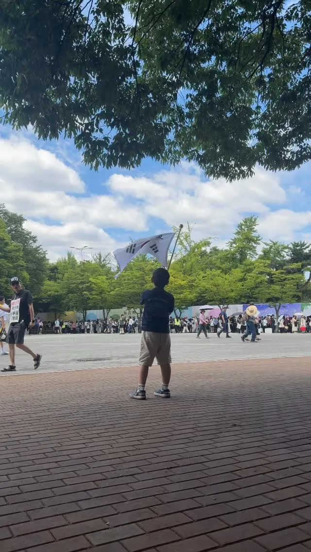 한쪽에서는 어린아이들이 나라를 위해.
이 무더운 날. 웃으며, 태극기를 흔들고.

한쪽에서는 2030 청년들이 콘서트를 보기 위해.
이 무더운 