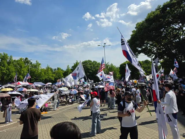 어제 올공은 날씨보다
더 뜨거웠다

저녁엔 더 뜨거웠다
찢 정권무너질따까지
계속 될 것이다!!!!!