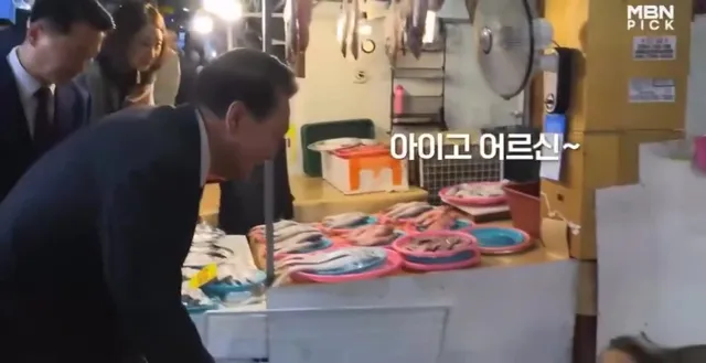 힘들고 지칠때 홀로 싸우고 모든걸 거셨던 

시장서 어르신 차가운 손을 꼭 잡아주시던
진짜 대통령 이분이 많이 그립습니다. ㅠㅠ