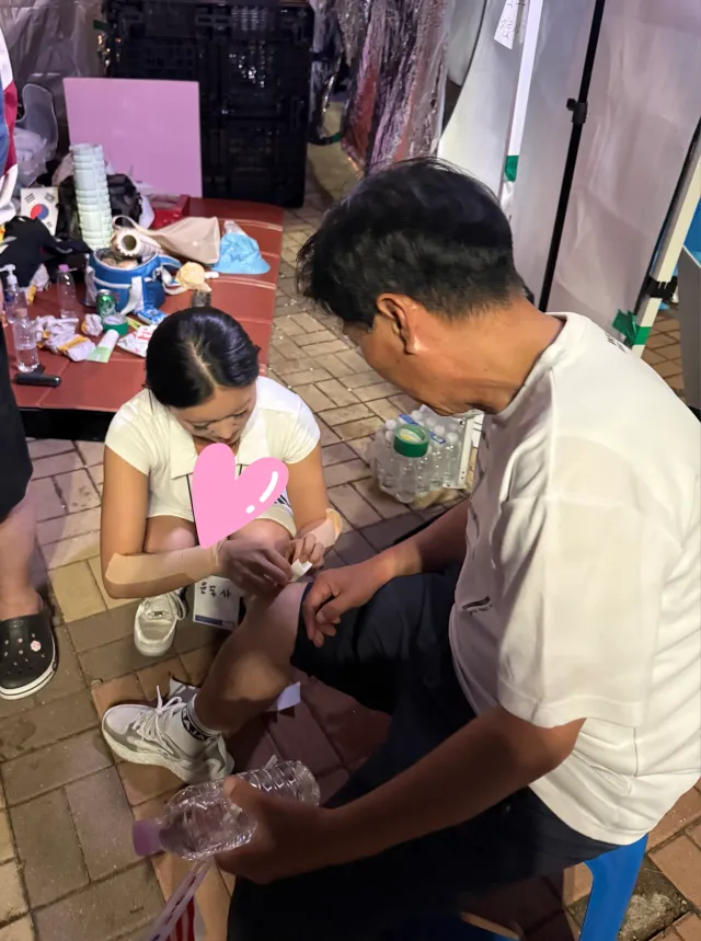 올공 2-5에서 아픈 분들 스트레칭이랑 테이핑 도와드리는 봉사 중! 

누구든 애국자라면 테이핑 해줄테니까 무릎 발목 어깨 등등 아플 때 편하게