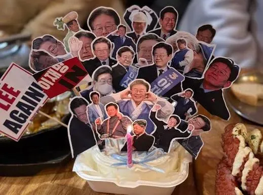 가족 계몽시키는 방법

1.밥먹을때마다 이게다 이재명 대통령님
  덕분입니다 한마디씩 하기

2.매불쇼나 김어준의 뉴스공장 매순간 틀어놓기

3
