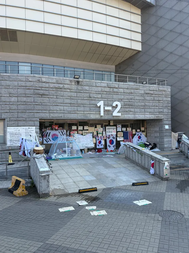 오늘도 주말인데 많이 와주라ㅜㅜ
와서 소리도 좀 같이 내주라 엉덩이 까는 것두 있오🥹
새벽부터 6시간짼데 이제 목이 안나와 ..