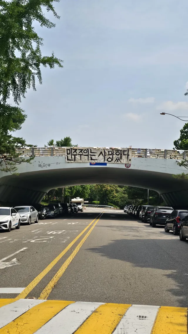 며칠 전 스토리를 보다가 "다음 주까지 이것들 치워 달라"는 글을 봤다. '이것들'? 당신이 지금 좋아하는 아이돌 콘서트에 가고, 해외여행을 다
