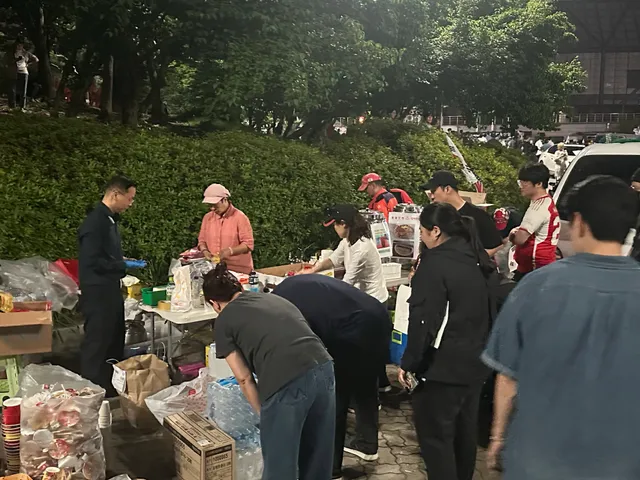 현장 상황 공유입니다!

올림픽 공원 오시고 계시거나, 도와드리고 싶은 분은 물품 보관하는 1-3으로 가시면 됩니다!

올림픽 공원 1-3 봉사