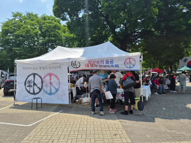 1.1 앞에서 키링 나눔 하시는중입니다!
다들 받아가세요 너무 예뻐요