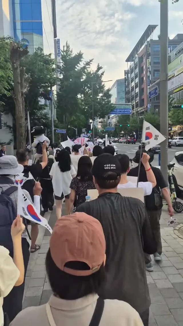 분당 참정권사수 평화집회

3회차 분당평화집회 다녀옴!!!

날이 습하고 더웠는데
지나가는 사람들 많이들 관심갖더라.
기본권침해당하고 가만있으면