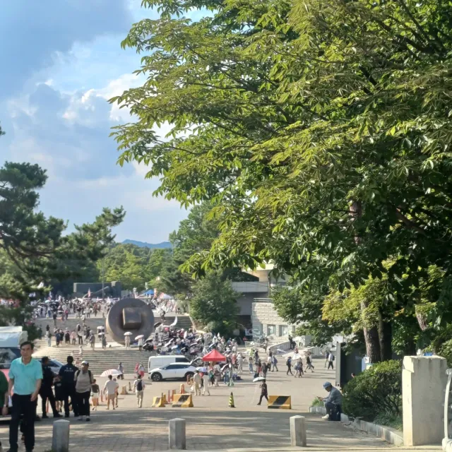 오늘 더운 날씨에도 올공에 모인 시민들. 전연령대가 보였다. 지난주에 처음 만난 자원봉사자와는 못만났지만 수많은 시민들이 쉬는 와중에도 가족, 