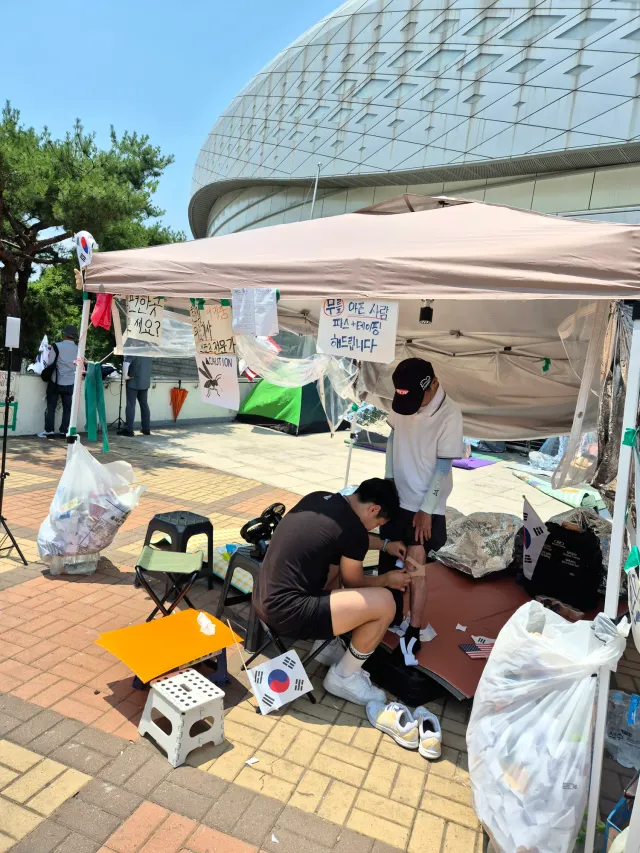 어제 늦게 도착한 대신 거의 밤 새고 이제 돌아갑니다.
다들 고생 많으셨고 뒤에 선생님들도 잘 부탁드리며 더위 조심하시면서 화이팅 하시길 바랍니