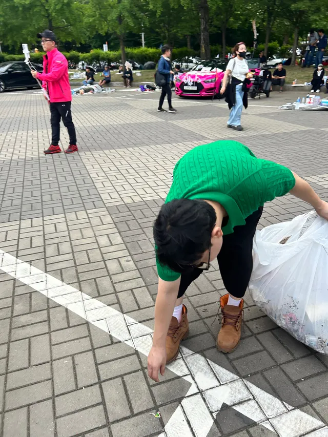 쓰레기 없는 길가 
애국 봉사단의 손길 덕분이죠
감사합니다!