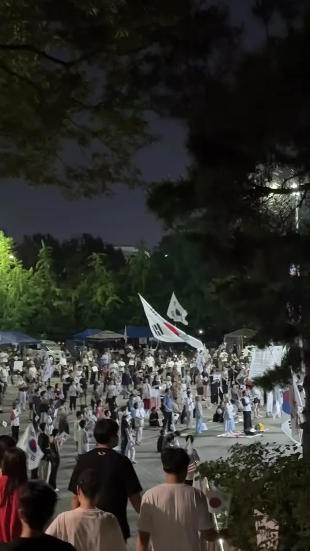 뷰티크리에이터로 기부 할 재능은 없고..
선크림 모아모아 기부하고 왔음! (별 거 아니지만ㅠ)

너무 박수를 크게 쳐주셔서 
뒤도 안돌아보고 도