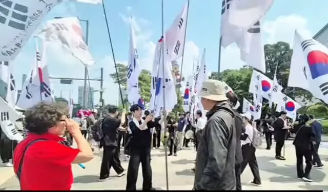 실시간 TKYC 잠실 6.29km 거리행진 연평해전때 나라를 지키신분들을 기리기 위해서 거리행진 참가자 1명당 1만원 기부! 김민수 최고의원 태