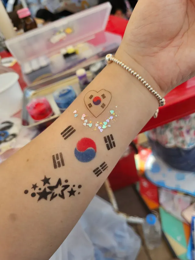 오늘은 2-4 구)올공유치원 현)올공놀이터 어린이 체험존 3주차! 1시부터 운영중입니다🇰🇷 오늘 오시는분 정말 많네요! 올공놀이터 입장팔찌 