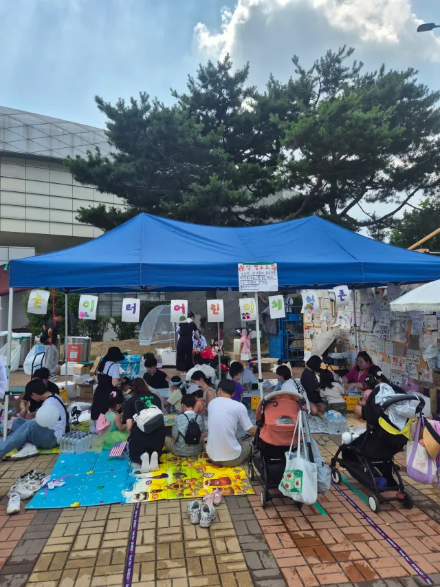 부천할배 오늘도 올공.멸공
제주도에 사는 큰 딸이 손녀랑 올공 
민주화 운동 간다고 와서 넘 기쁜 맘으로
왔네.이제는 축제 분위기로 넘어가고 있