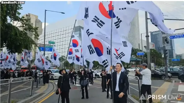 잠실 태극기 행진에 기수로 동참한
국힘 김민수 최고위원.
앞으로도 늘 그렇게 시민들과 함께 
걸어주시길 바랍니다.